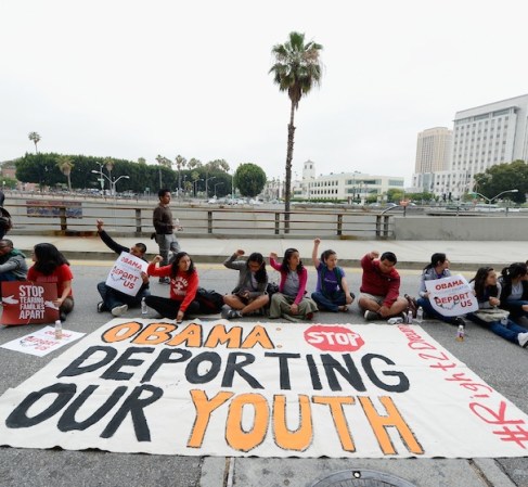 En Los Angeles, decenas de jóvenes bloquearon los accesos al Centro Federal de Detención Metropolitana de la ciudad antes de saber la medida que tomaría ese día Obama. La protesta se convirtió en celebración.
