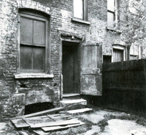 En este lugar, sito en el 29 de Hanbury Street, encontró la muerte Annie Chapman el 8 de septiembre de 1888. Le trocearon la garganta y le abrieron el abdomen para robarle el utero.