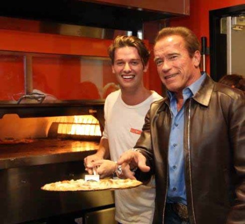 Su padre era un rudo luchador y actor, él es un elegante modelo.