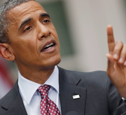 Obama, irritado por la interrupción, pidió al reportero que esperara hasta la sesión de preguntas y respuestas.