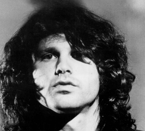 Jim Morrison fue un poeta, compositor y cantante estadounidense. Murió a la edad de 27 años a causa del alcoholismo.
