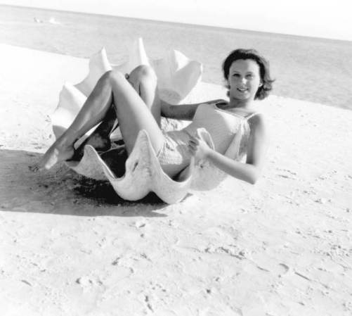 La modelo Margie West descansa sobre una concha artificial en Panama City (1966).