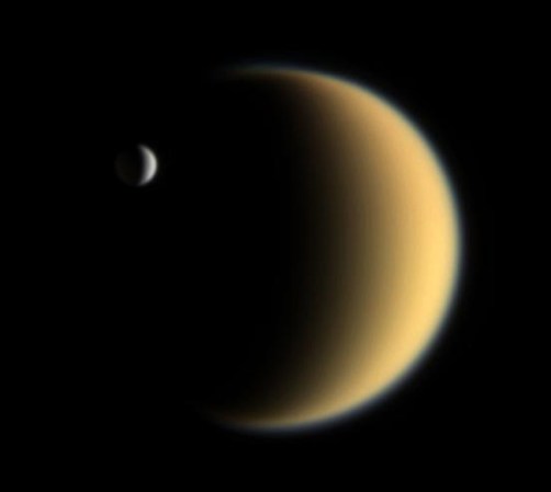 El satélite no es grande. Apenas cuenta con un diámetro de unos 500 kilómetros. En la imagne se le puede ver con otro satélite de Saturno, Titán, a sus espaldas.