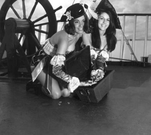 El tesoro son ellas, y lo saben. Gasparilla Festival, Tampa, 1967.