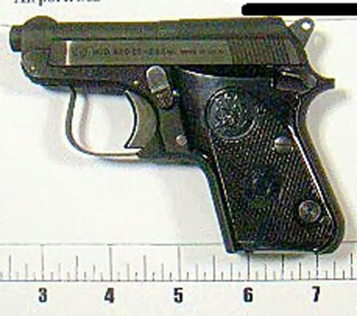 Las armas, explosivos y réplicas en estas fotos fueron incautados por la Administración de Seguridad del Transporte (TSA) durante diversos chequeos en distintos aeropuertos de EEUU.