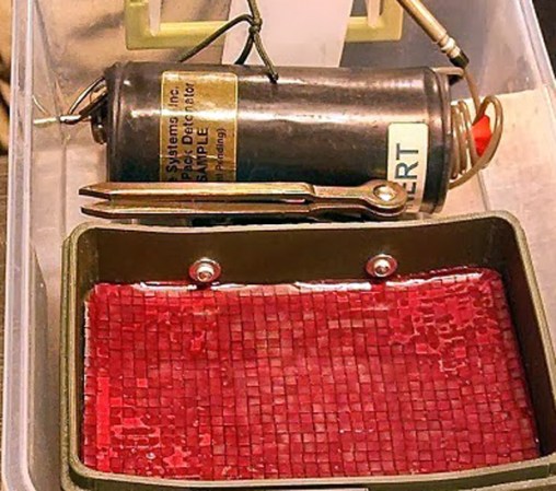 Las armas, explosivos y réplicas en estas fotos fueron incautados por la Administración de Seguridad del Transporte (TSA) durante diversos chequeos en distintos aeropuertos de EEUU.