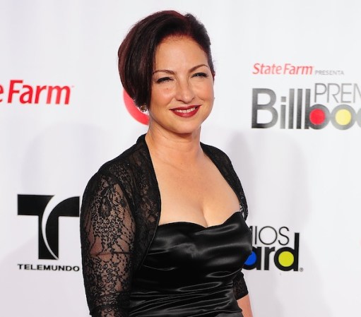 Toda una institución en el mundo de la música latino, Gloria Estefan luce aquí sobria y elegante con el vestido que escogió y con el cabello recogido y con algo de volumen por un lado.