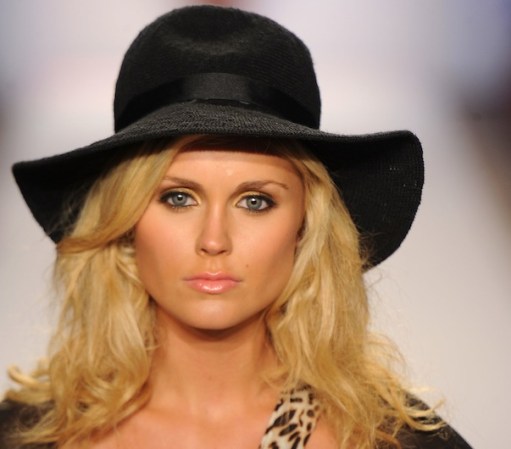 Un modelo en negro propuesto también en las pasarelas del Mercedes-Benz Fashion Week Swim.