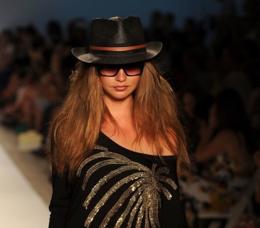 Un sombrero tipo canotier en negor aporta aire de misterio y sensualidad para trajes de baño negro o cover-ups como túnicas y pareos en materiales oscuros y detalles metalizados. <br />Infaltables para este look: los anteojos oscuros.