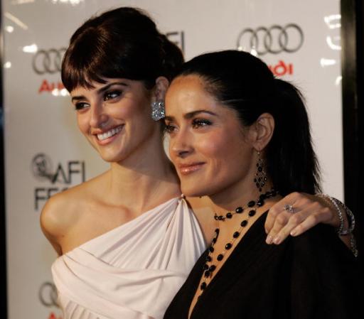 La española Penélope Cruz y Salma Hayek comparten en la fiesta de Vanity Fair, como parte de las actividades de los premios Oscar, en febrero de 2009. Penélope se llevó el galardón de mejor actriz de reparto en la ceremonia.