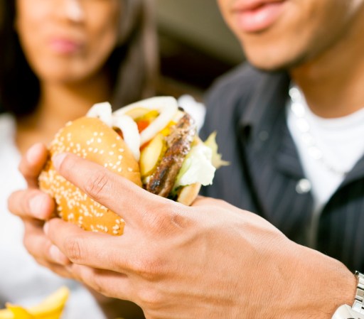 Hamburguesas. Se trata de un alimento rico en grasas. Ésta se adhiere a las paredes de las arterias y provoca la disminución del flujo sanguíneo. Entonces, la sangre no llegará a los genitales, por lo que habrá menos estimulación, menos sensibilidad y cero respuesta.