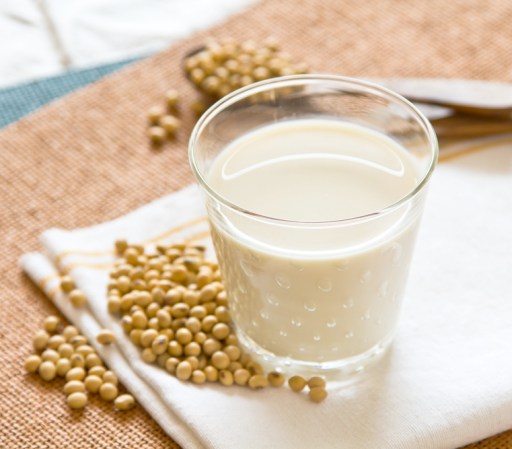 Leche de soja: Este alimento afecta en particular a los hombres, debido a que la soja posee altos niveles de isoflavonas, estrógenos naturales que está comprobado que tienden a bajar la testosterona.