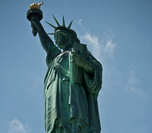 La estatua de la libertad es uno de los monumentos más emblemáticos de los Estados Unidos y fue un regalo de los franceses a los estadounidenses para conmemorar el centenario de la Independencia en 1886.