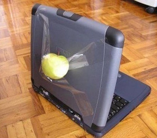 O el ingenio del mexicano… “Las computadores Apple están muy caras mijo… mejor tráeme la cinta”.