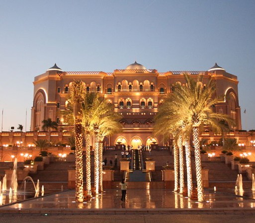 2. Palacio de los Emiratos – Abu Dabi: Este paraíso terrenal es un lujoso hotel que lo construyó el mismo gobierno. Y si tienes que llegar en helicóptero, no te preocupes porque tiene una pista para helicópteros, una playa privada, 302 habitaciones y 91 suites. Todo costó aproximadamente $6,500 millones de dólares.