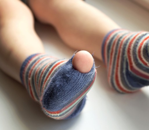 CALCETAS ROTAS: ¿Todavía usas esos calcetines de secundaria porque crees que nadie te los va a ver?... Es hora de tirarlos a la basura por que en el momento menos esperado serán tu peor pesadilla.