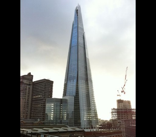 5. El Shard – Londres: Anteriormente conocido como London Bridge Tower, esta emblemática torre tuvo un costo de $3,900 millones de dólares y es el rascacielos más alto de al Unión Europea.