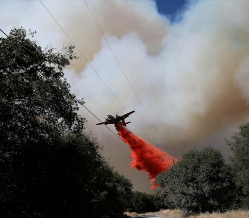 El fuego ya dio paso a evacuaciones voluntarias, pues se encuentra muy cerca de unas 2,500 construcciones.