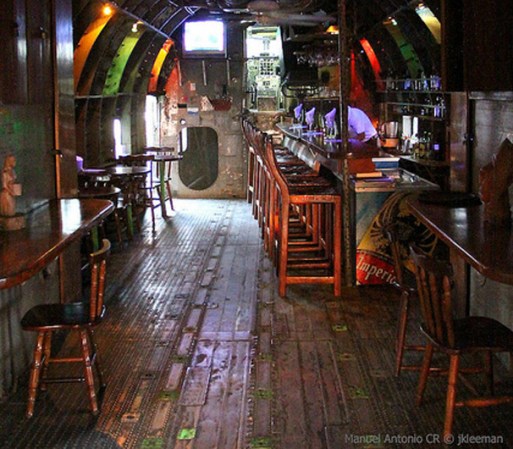Aparte del Boeing, el hotel también tiene otro impresionante avión convertido en un restaurante-bar.