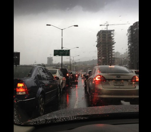 Pero en México todo es extremista…. Y las fotos de las personas quejándose del tráfico en las redes sociales son pan de cada día.