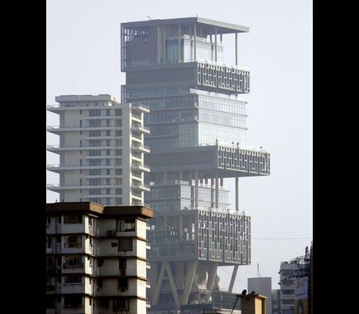 8. Antilia – Mumbai, India: Si no encuentras qué hacer con tanto dinero podrías comprar una residencia en este edificio que tiene las viviendas más costosas en el mundo. El edificio costó aproximadamente $2,500 millones de dólares.