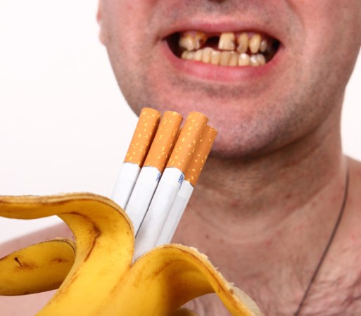 MAL ALIENTO: Si no quieres que un momento íntimo termine antes de que empiece… eliminen el olor a café, cigarrillos, cebolla y cualquier otro tipo de comida.