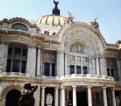 El Palacio de Bellas Artes, con murales de Diego Rivera y el Ballet Folklórico de México no pueden faltar en las fotos de los turistas que visitar el Distrito Federal.