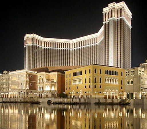 9. Venetian – Macau: Este monstruo de hotel tiene un casino de 40 pisos y siete resorts más están en construcción. Este es el hotel más grande en Asia y el tercer edificio más grande del mundo. Tuvo un modesto costo de $2,400 millones de dólares.