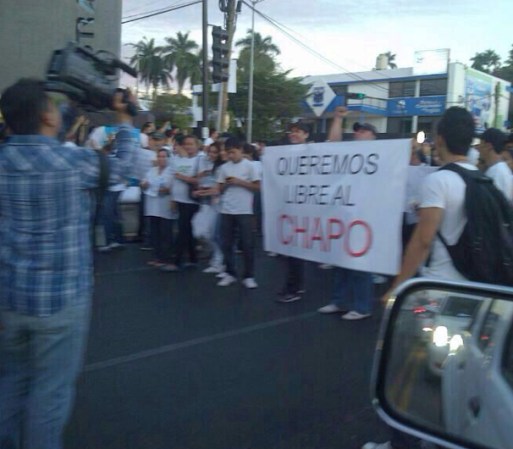 “Pero así es de triste, que las mismas autoridades permitan el cierre de la avenida principal porque hay una marcha para liberad al capo”, escribió Claudia Blanco Montaño.