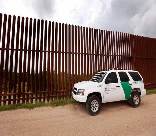Y la frontera con más cruces ilegales del mundo, con casi 12 millones en 2007, de los cuales unos 250 en promedio mueren cada año, siendo en su mayoría de nacionalidad mexicana, y en orden decreciente centroamericanos, sudamericanos, caribeños y asiáticos.