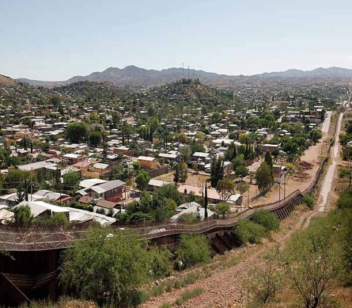 La frontera entre Estados Unidos y México va de este a oeste desde las ciudades estadounidenses y mexicanas respectivas de Brownsville, Texas y Matamoros, Tamaulipas, en el Golfo de México hasta las de San Diego, California y Tijuana, Baja California, en el océano Pacífico.