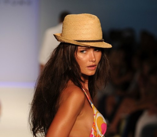 Este verano, que el sol no te tome por sorpresa y prepárate con un sombrero que vaya de acuerdo con tu personalidad. Aquí te presentamos algunos diseños que han desfilado por las pasarelas del Mercedes-Benz Fashion Week Swim.