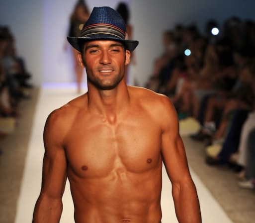 Aquí vemos otra propuesta, de paja color azul y una banda a rayas, que conforma un look original y veraniego para tu atuendo verano 2012.