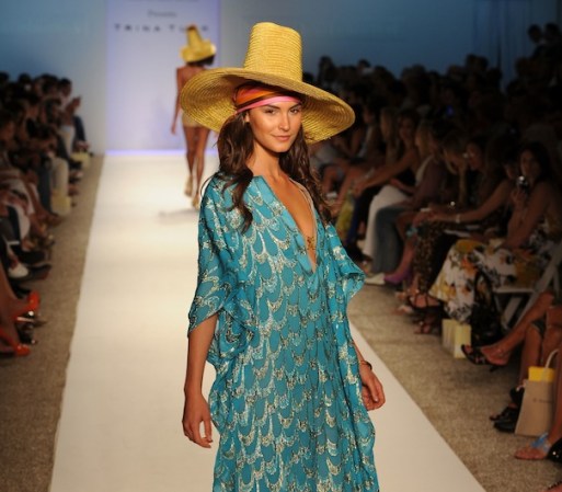 Para chicas que les gusta romper moldes con su look, nada mejor que un sombrero así de original para darle personalidad a un look playero, y protegerse del sol con estilo.