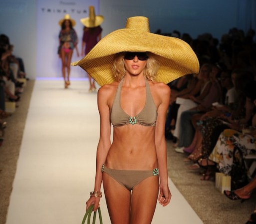 Aquí tienes otra versión de la glamorosa capelina, que se lleva de maravillas con trajes de baño, pareos y túnicas en tonos tierra. Adóptalas con un par de anteojos de sol extra grande.