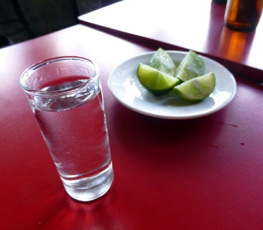 El aguardiente es uno de los tragos más populares de Colombia. Hay de dos clases anisado o sin anisar. Incluso lo puedes disfrutar en las focas o bien frío.