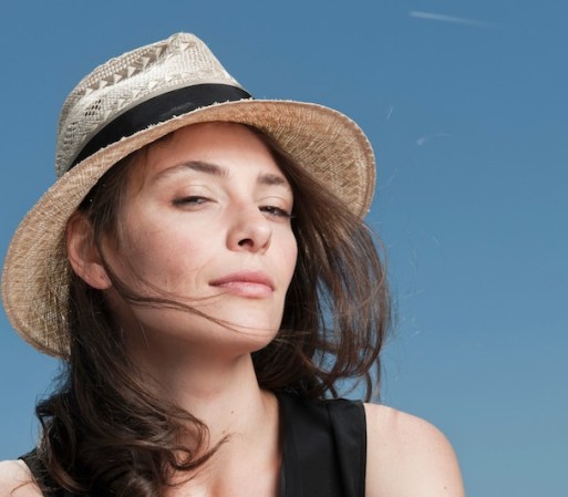 La actriz Jasmine Trinca luce éste estilo Fedora, en Cannes, Francia.