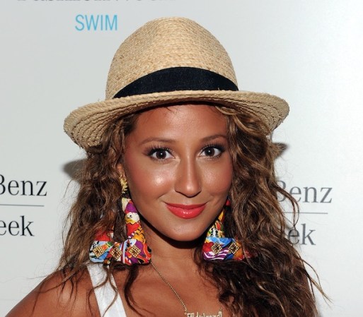 La actriz Adrienne Bailon también se inclina por los modelos hechos a base de fibras naturales.