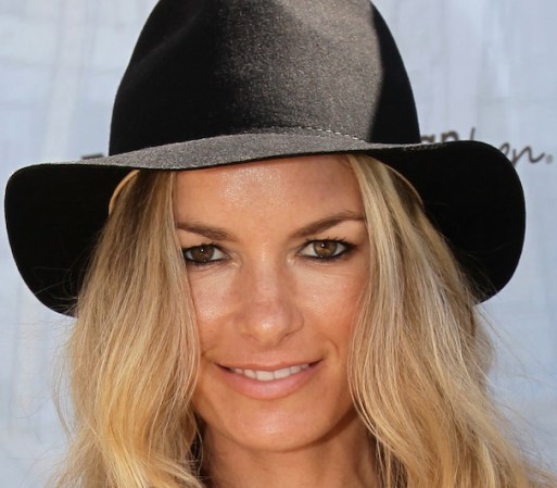Marisa Miller también optó por un modelo oscuro para protegerse del sol