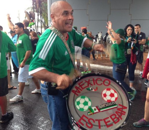 El agua no impide que el Cielito Lindo se escuche en las afuera del estadio y que los tambores hagan vibrar los corazones de los asistentes.
