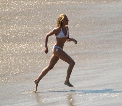 Otra que no duda en lucir su figura en diminutos bikinis es Cameron Diaz, a quien vemos durante el rodaje de "Los Angeles de Charlie 2", en el 2002.