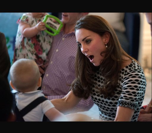 Kate le hacía muecas al pequeño George para intentar llamar su atención.