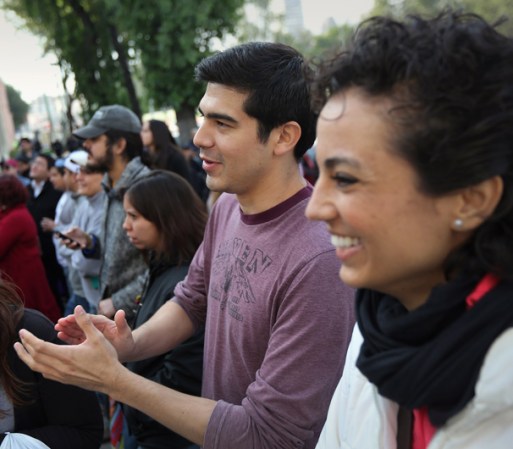 Los votantes aplauden cuando un oficial quitó de la fila a un listo que se quiso meter.