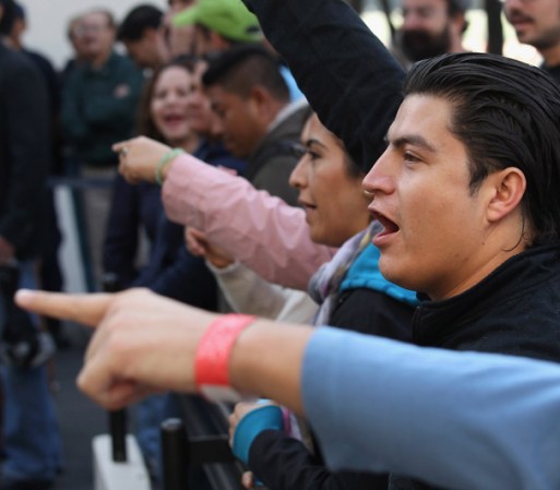 Votantes piden que se saque a una persona que se metió a la fila.