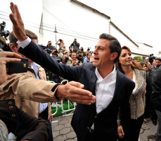 A su llegada, Peña Nieto y Rivero saludaron a la gente.