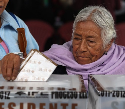 En San Juan, Morelos, una mujer indígena deposita su voto.