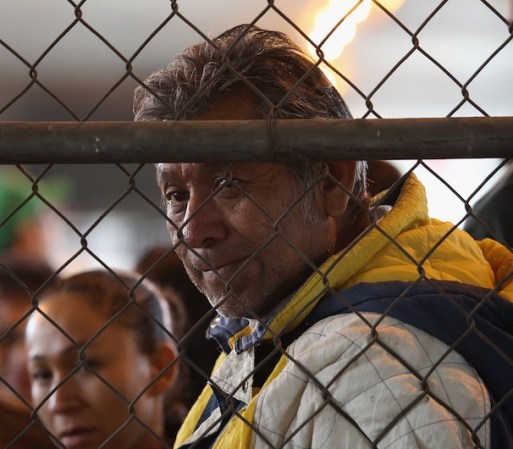 Un hombre se ve frustrado después de haber hecho fila y no haber podido votar, ya que se acabaron las boletas en su casilla.