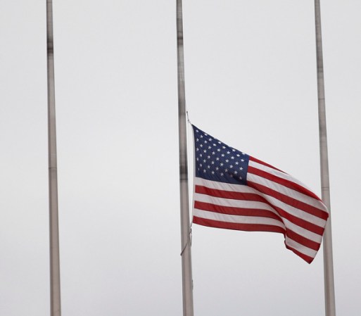A lo largo y ancho de Estados Unidos, la bandera norteamericana ondeó a media asta.