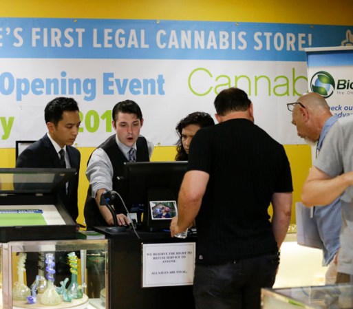 Docenas de empleados en Cannabis City asistieron a clientes que formaron largas filas afuera de la tienda.