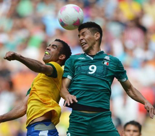 El gran goleador de esta jornada, Oribe Peralta se disputa la bola con Sandro, de Brasil.